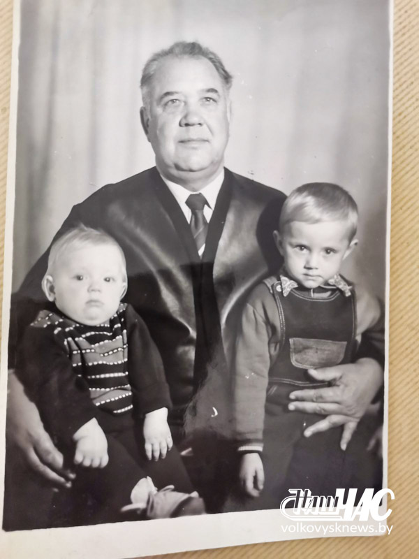 Николай Андреевич с внуками Андреем и Юрием